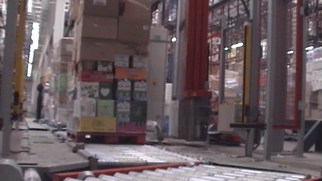 Pallet stretch-wrapping in cold storage in logistics warehouses